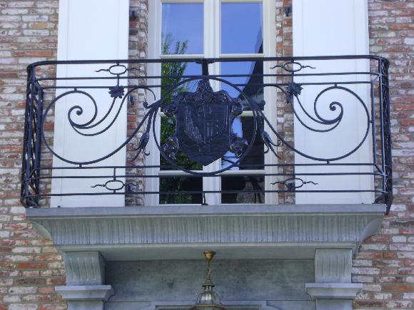 balkon geplaatst in Duidsland met zelf gemaakt wapenschild klant.JPG
